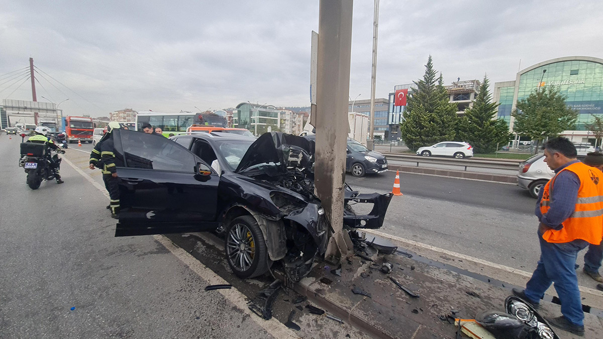 Yön tabelasına çarpan cipin sürücüsü yaralandı