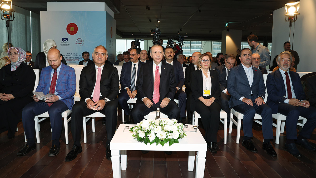 Ankara’da öldürülen müzisyen Onur Şener ile ilgili Erdoğan, "Hunharca katledilen müzisyen bir kardeşimizin acısını istismar etmek, bunu siyasetin malzemesi haline getirmek, böyle elim bir hadise üstünden farklı hesaplar görmek ne ahlakidir, ne insanidir ne de vicdanidir" dedi.