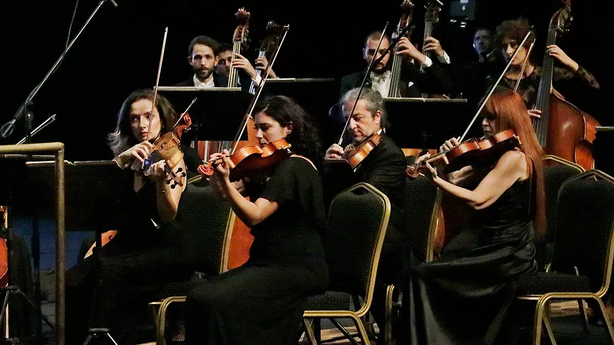 Diyarbakır’da, bu yıl ilki gerçekleştirilen 'sur kültür yolu festivali' etkinlikleri kapsamında cumhurbaşkanlığı senfoni orkestrası, 13 yıl aradan sonra yeniden diyarbakırlılarla buluştu.