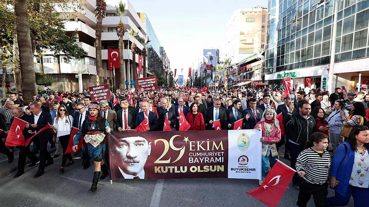 Denizli'de, 29 Ekim Cumhuriyet Bayramı kutlamaları kapsamında profesyonel yamaç paraşütü pilotları 1200 metreden uçuş gerçekleştirdi.