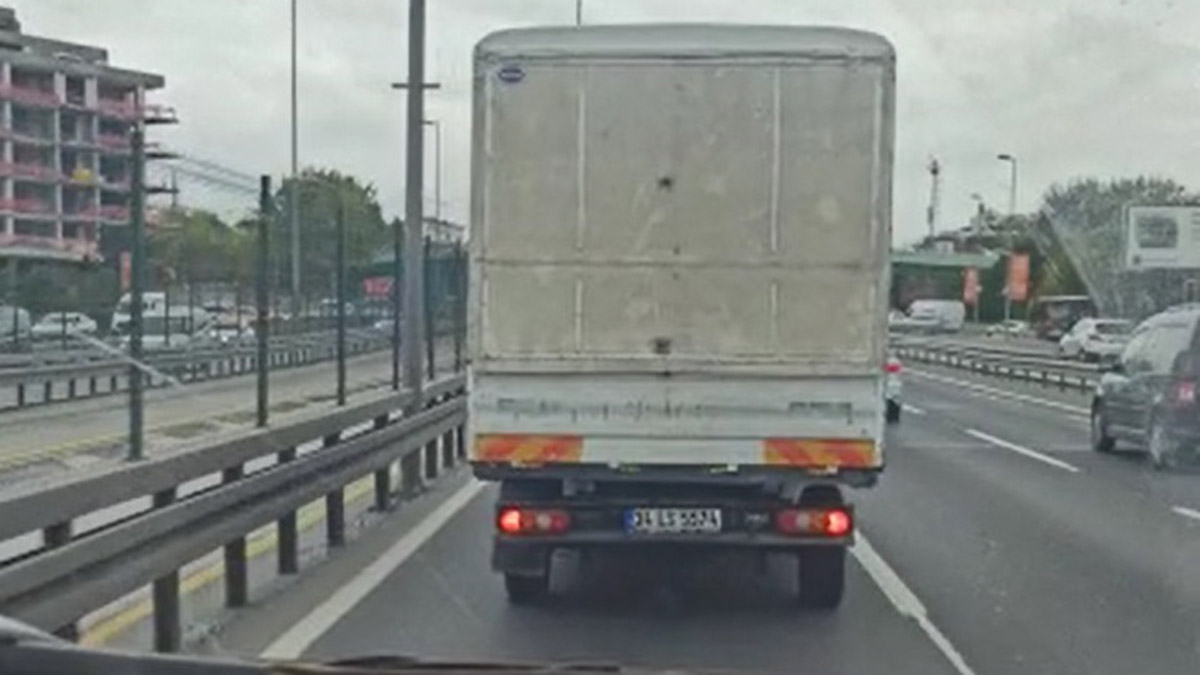 Bahçelievler D-100'de ambulansa yol vermedi