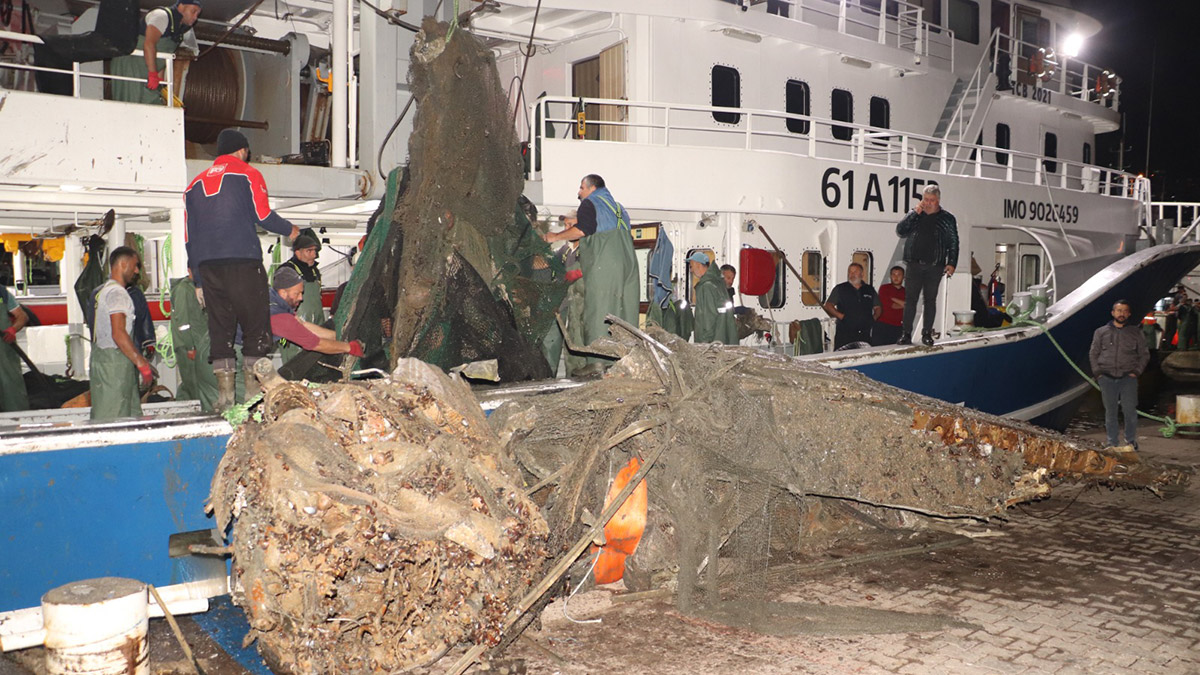 Dalgıçlar için denize batırılan hurda uçak ağlara takıldı