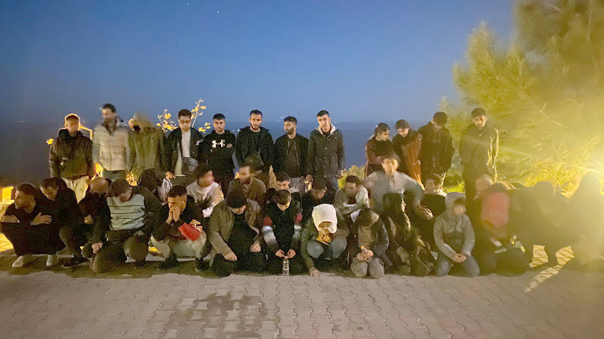 Botla denize açılma hazırlığındaki 59 kaçak göçmen yakalandı