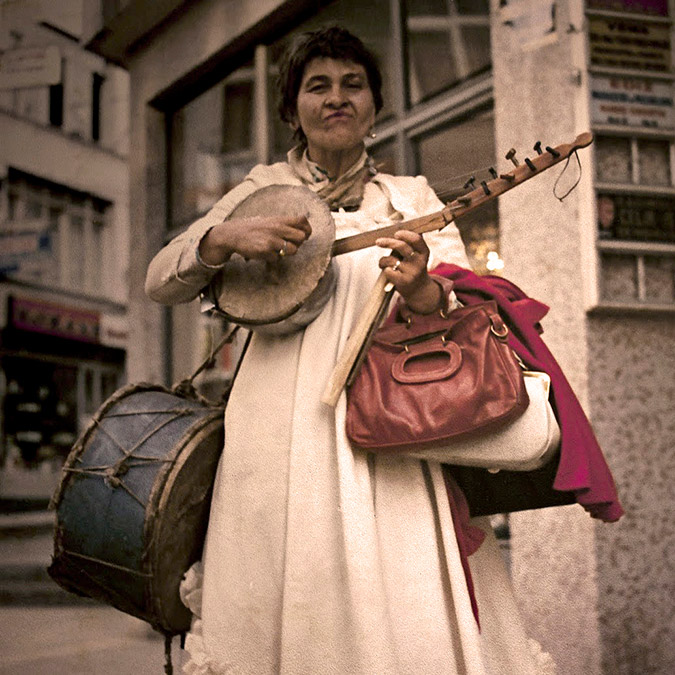 Bursalı Deli Ayten, sevdasıyla yanarak şu fani dünyada ömrünü tüketmiştir. Deli Ayten tiyatro oyunlarına bile konu olmuştur.