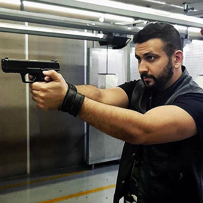 İzmir'de HDP İl Başkanlığı binasında öldürülen Deniz Poyraz davasında gerginlik yaşandı. Mahkeme heyeti ile avukatlar arasında 'ara karar' tartışması çıktı, ardından tutuklu sanık Onur Gencer (27) ile Poyraz'ın kardeşi atıştı.