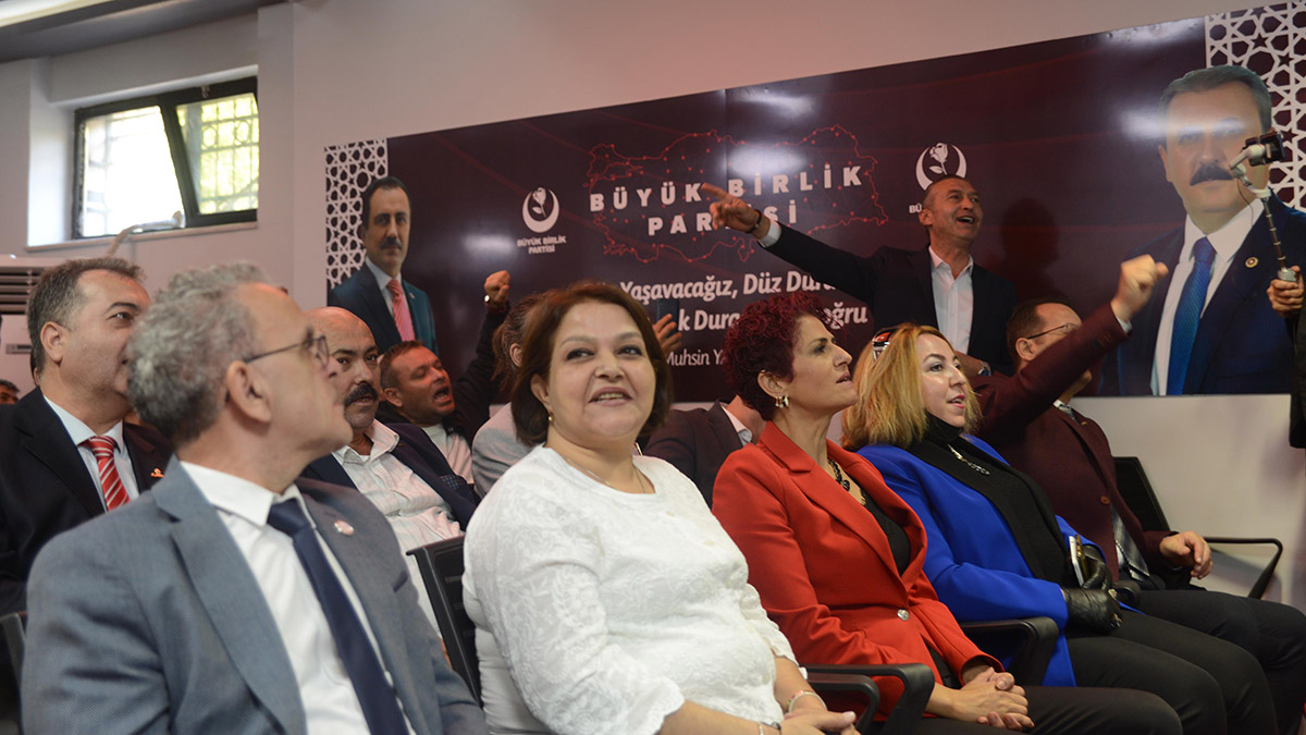 BBP Genel Başkanı Mustafa Destici, "Bizim 6'lı masadan beklentimiz, eğer gerçekten inanç hürriyetinin yanındalarsa bu anayasa değişikliği teklifini birlikte verelim" dedi.