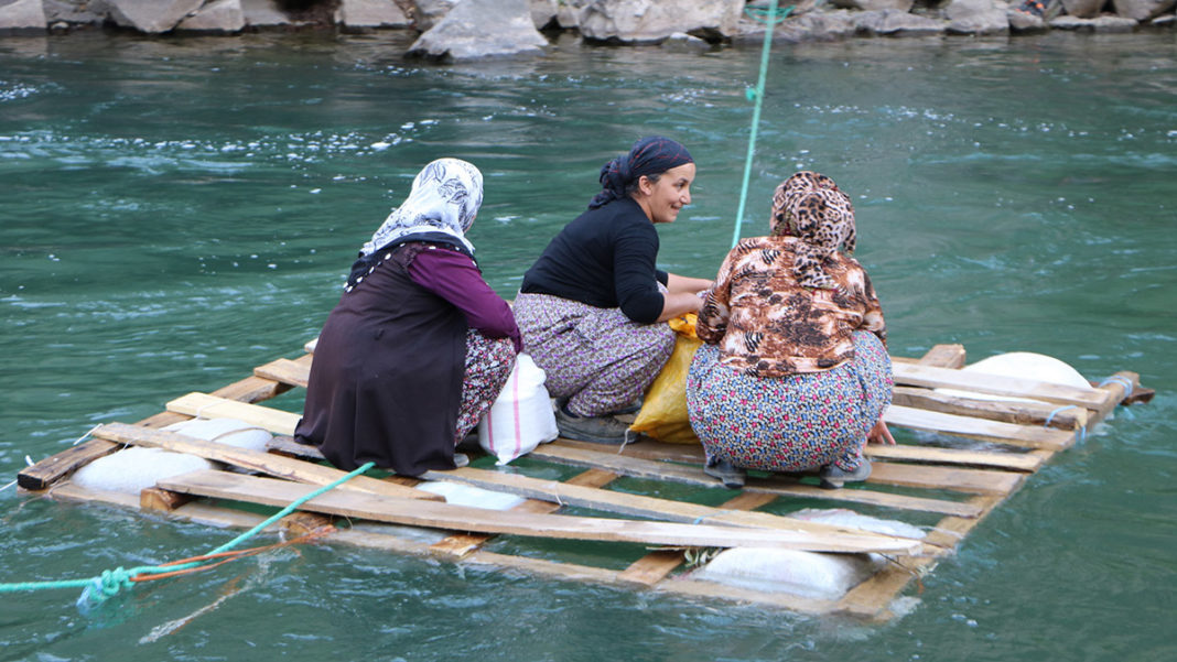 Kadınlar asma köprü ile tehlikeli yolculuktan kurtuldu