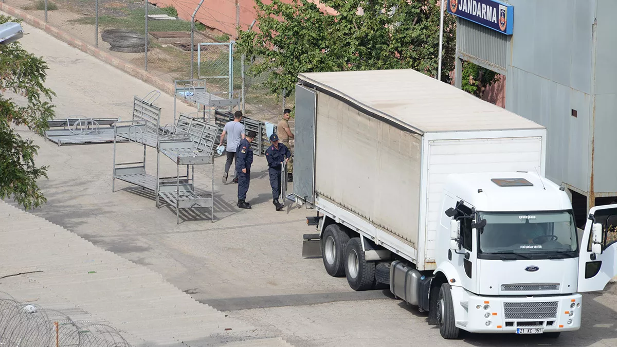 Cumhurbaşkanı erdoğan, diyarbakır'a 9 temmuz 2021'de yaptığı ziyarette bağlar ilçesindeki diyarbakır e tipi kapalı cezaevi'ne yönelik, "geçmişte uzunca bir dönem adı zulümle, işkenceyle, insanlık dışı muameleyle anılan diyarbakır cezaevi'ni yakında boşaltıyor, kültür merkezi olarak hizmete sunuyoruz.