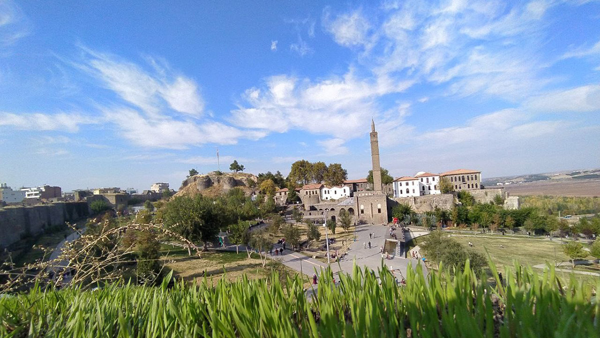 Hava sıcaklığının düşmesiyle Diyarbakır'da turist yoğunluğu başladı. Yılın ilk 8 ayında kente gelerek otellerde konaklayan turist sayısı 652 bin olurken, yıl sonuna kadar bu rakamın 1 milyonun üzerine çıkması hedefleniyor.