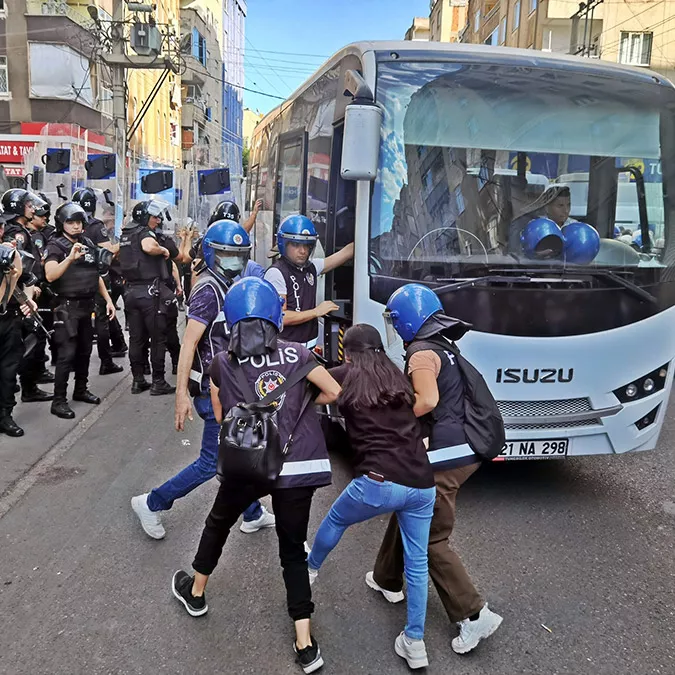 İzinsiz yürüyüş yapan hdp'li gruba polis müdahalesi