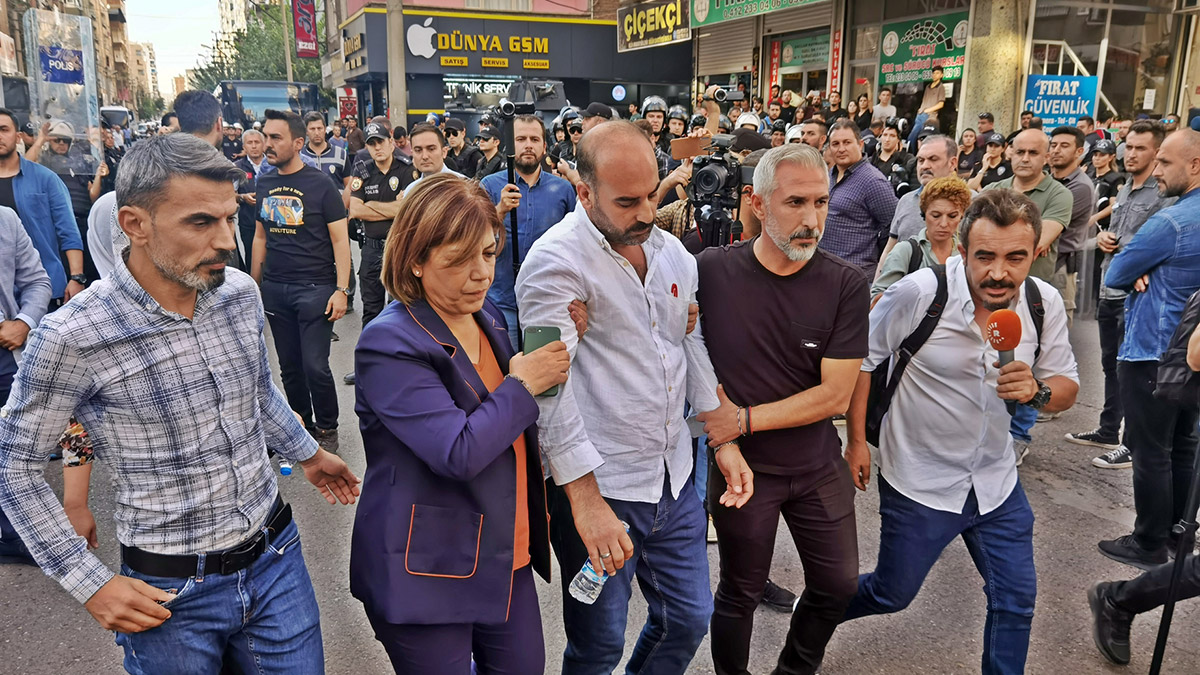 İzinsiz yürüyüş yapan HDP'li gruba polis müdahalesi