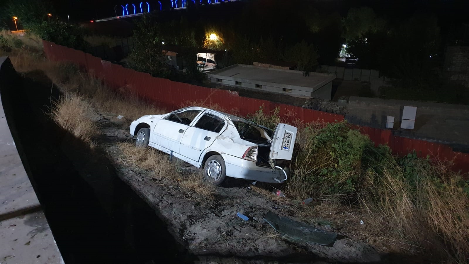 Şarampole devrilen otomobilde 1'i ağır 5 yaralı