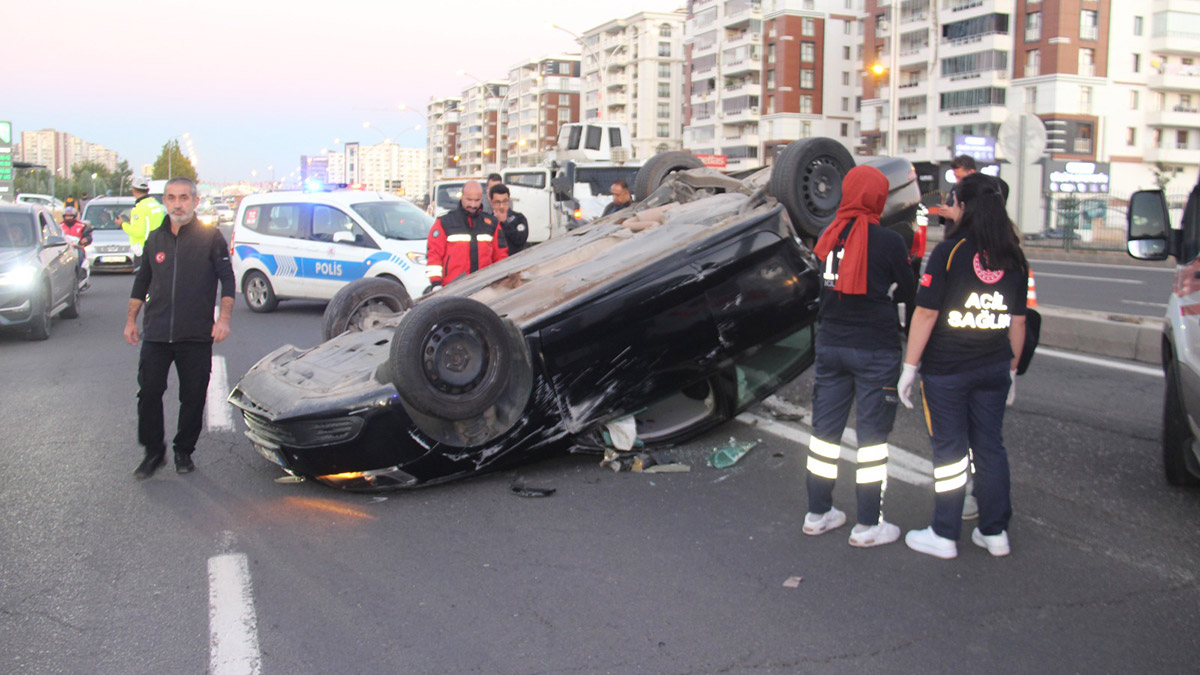 Diyarbakır'da takla atan otomobil sürücüsü öldü