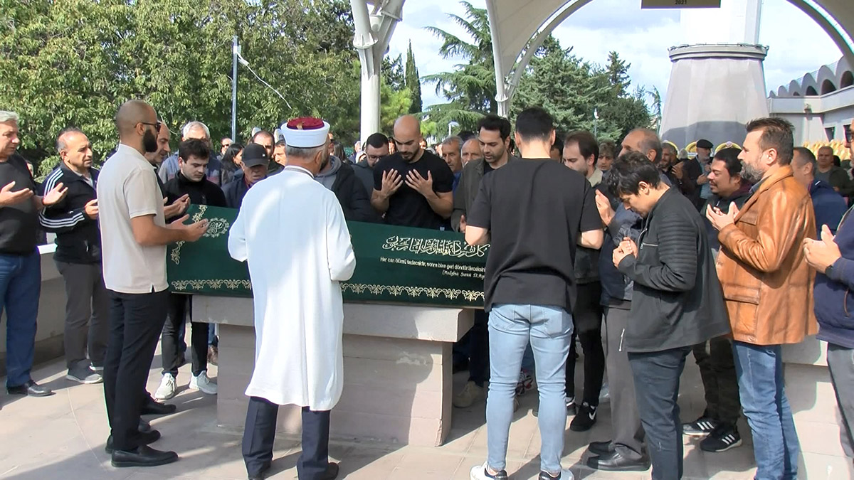 Süreyyapaşa Eğitim ve Araştırma Hastanesi acil servisinde görevli 26 yaşındaki doktor Buğra Kaan Yücebaş son yolculuğuna uğurlandı.