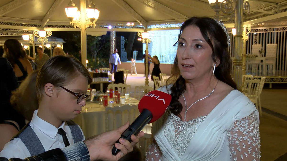 Meslek hayatının 17 yılını öğrencilerine adayan özel eğitim öğretmeni Arzu Yumak(53), Ali Fuat Bilgin ile 6 Kasım 2021 tarihinde evlendi. Arzu öğretmene bu mutlu gününde veliler ve öğrencileri unutulmaz bir sürpriz yaptı.