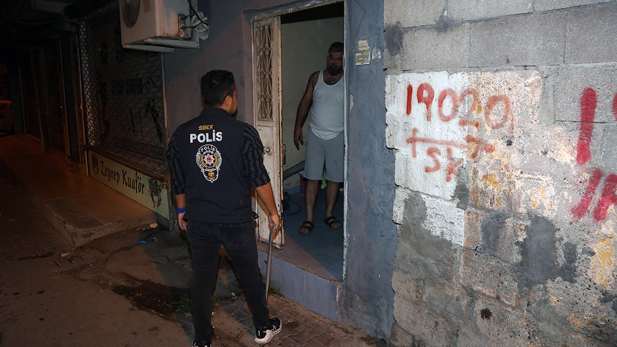 E-ticaret sitesini hackleyip 500 kişiyi dolandırdılar