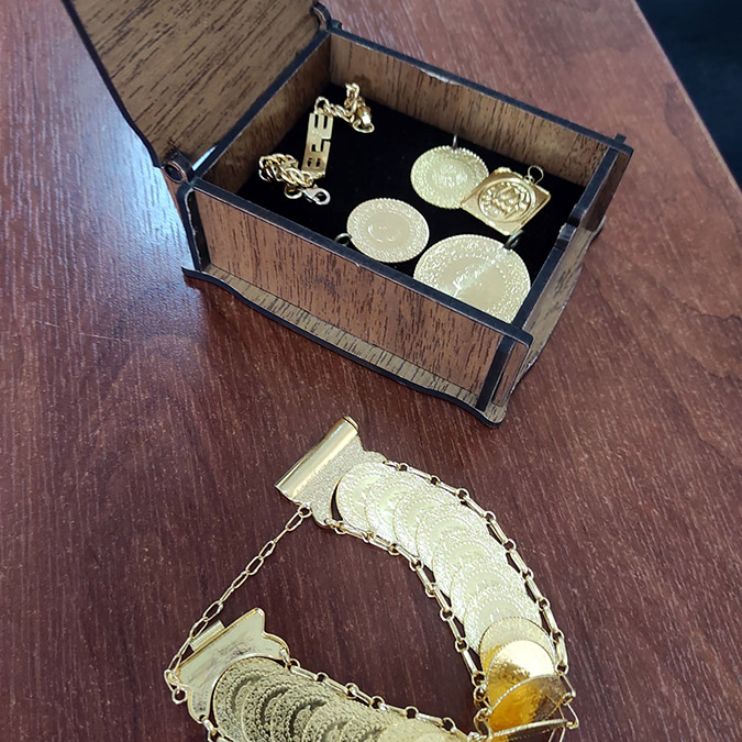 Adana'da, e-ticaret sitesini hackleyip, kurdukları sahte ödeme sitesine yönlendirdikleri 500 kişiyi 15 milyon lira dolandırdığı belirlenen suç örgütüne yönelik operasyonda 110 kişi gözaltına alındı.