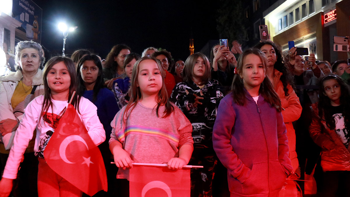 Edirne'de Saraçlar Caddesi'nde düzenlenen Cumhuriyet'in 99'uncu yılı kutlamaları kapsamında sanatçı Edip Akbayram konser verdi.