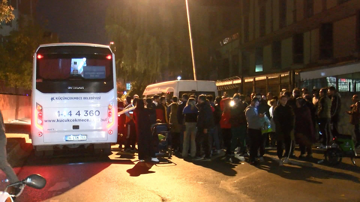 Küçükçekmece'de yan tarafındaki inşaatın istinat duvarında meydana gelen çökme nedeniyle Arel Üniversitesi binasında çatlaklar oluştu.