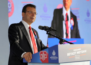 Yenilenen Beyazıt Meydanı'nın açılışı yapıldı
