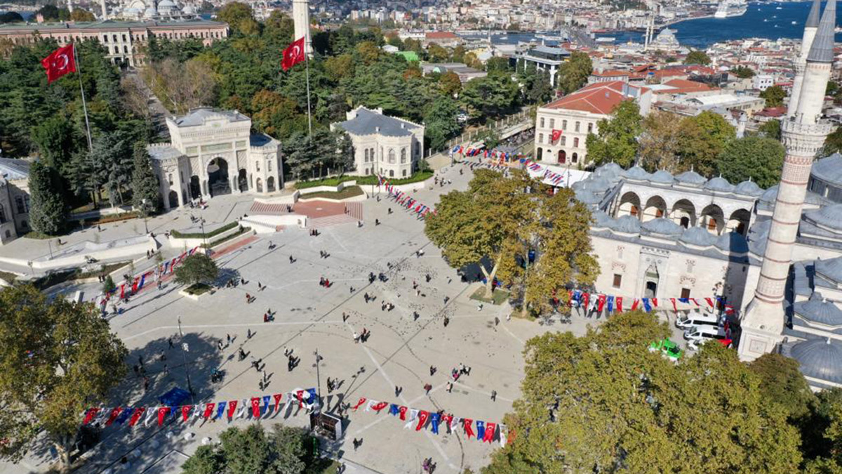 Yenilenen Beyazıt Meydanı'nın açılışı yapıldı