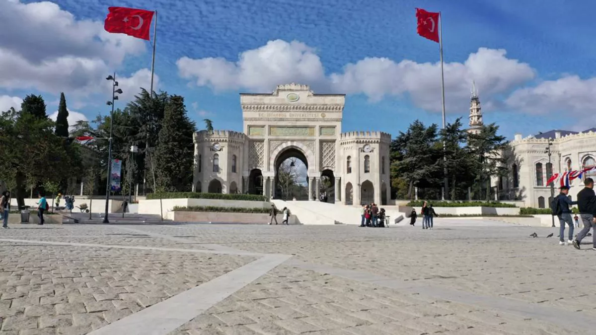 İstanbul büyükşehir belediyesi (i̇bb) başkanı ekrem i̇mamoğlu, i̇stanbul'un kurtuluşu'nun 99'ncu yıldönümünde, yenilenen beyazıt meydanı'nın açılış törenine katıldı.