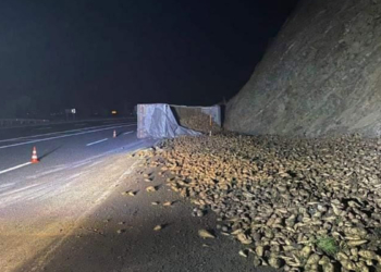Şeker pancarı yüklü TIR devrildi