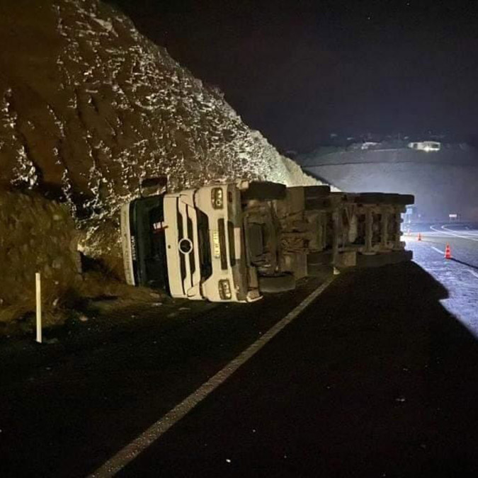 Şeker pancarı yüklü TIR devrildi