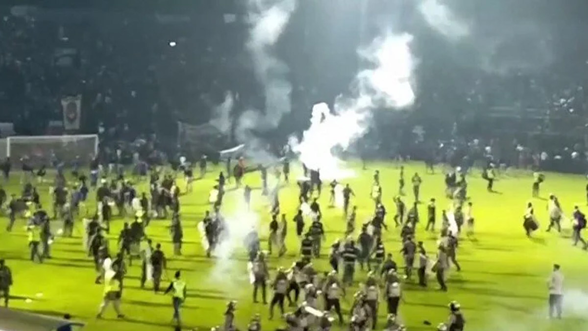 Endonezya'da maç izdihamı; 129 ölü