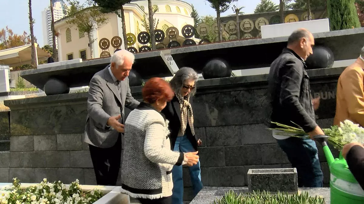 Eski başbakan yardımcılarından ve shp genel başkanı prof. Dr. Erdal i̇nönü vefatının 15. Yılında kabri başında anıldı.