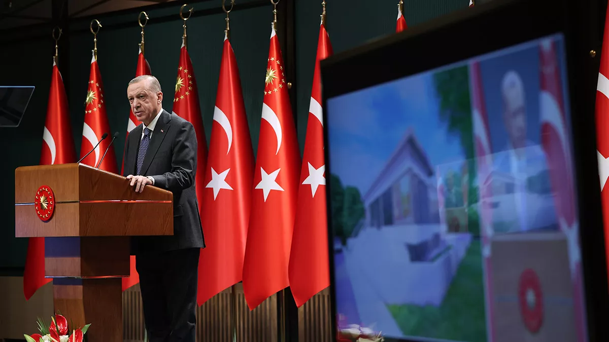 Cumhurbaşkanı recep tayyip erdoğan, "cumhuriyetimizin 100'üncü yılına atıfla başlattığımız yeni bir kredi destek paketiyle esnaf ve sanatkarlarımızın karşısındayız. Esnafımız için halkbank vasıtasıyla 60 ay vadeyle ve yüzde 7,5 faiz oranıyla istifade edebilecekleri 100 milyar liralık bir kredi kampanyası başlatıyoruz" dedi.