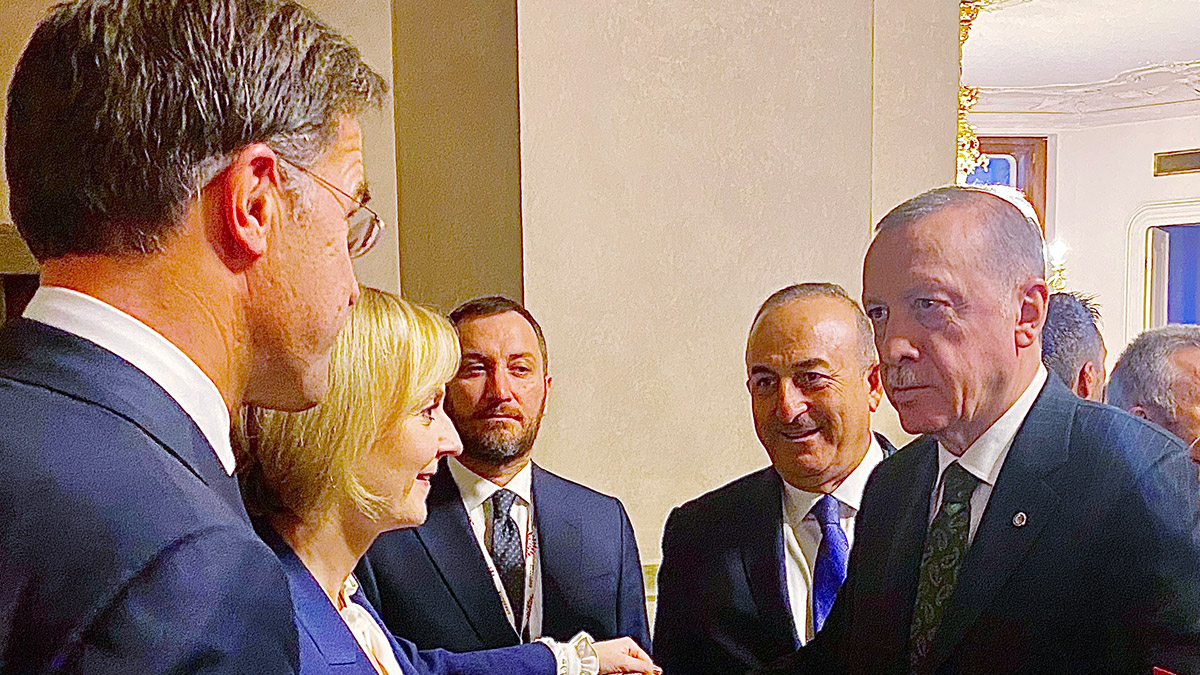 Erdoğan İngiltere ve Hollanda Başbakanlarıyla sohbet etti