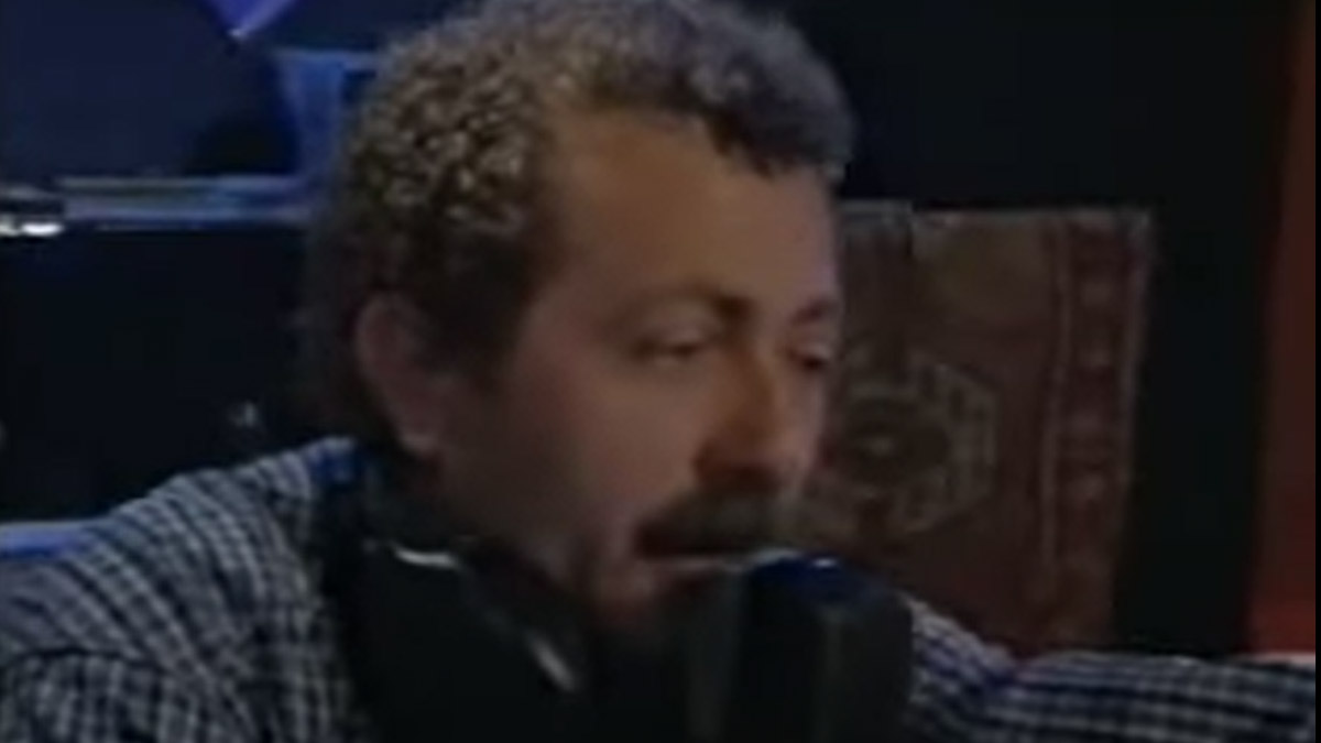 Bana Old and Wise'ı Çal... "Saatlerimiz 00:00'ı gösterirken 98.3'te ben Oğuz sizlerle birlikteyim" diyerek tanıtır kendini Oğuz radyonun başında yalnızlar saatine başlarken.