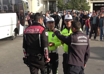 Asker ve öğretmenleri taşıyan servis minibüsü çarpıştı