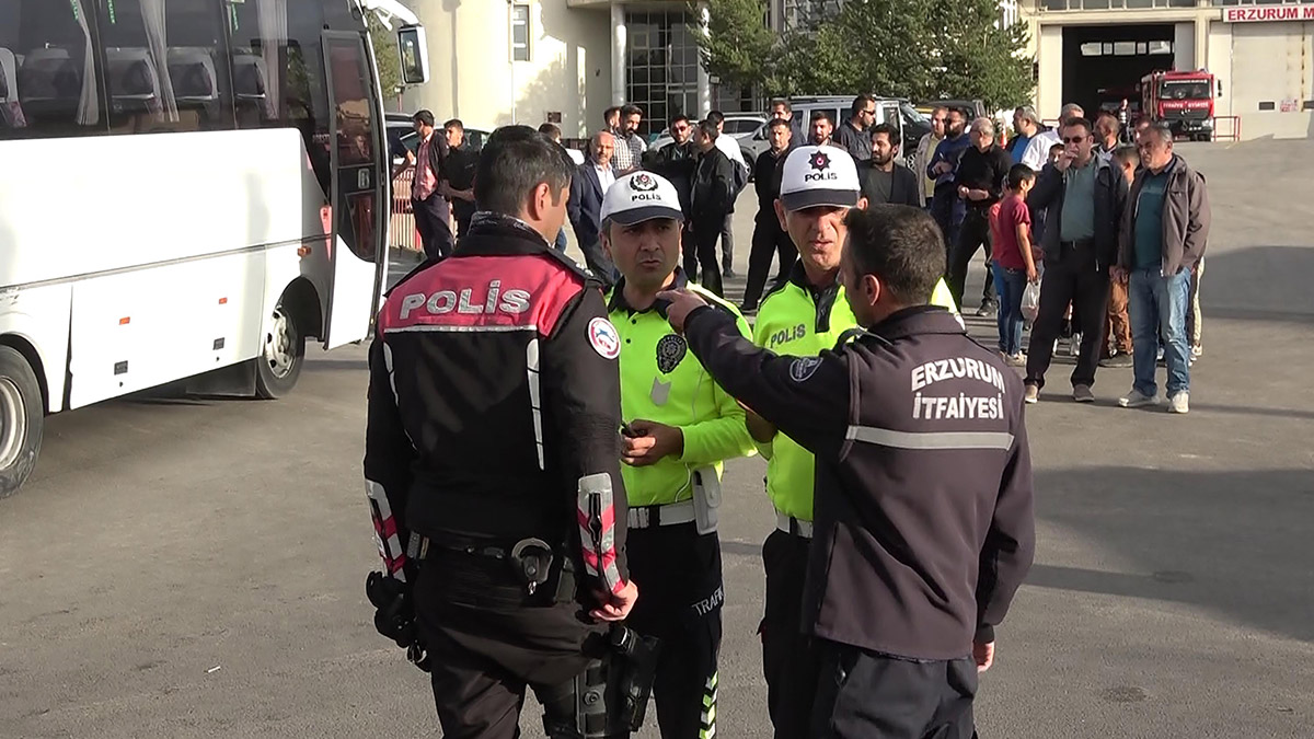 Asker ve öğretmenleri taşıyan servis minibüsü çarpıştı