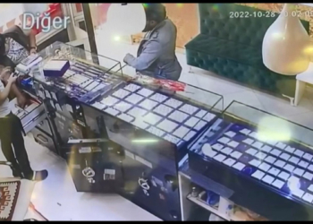 Müşteri gibi girdikleri kuyumcuda altınları çaldılar