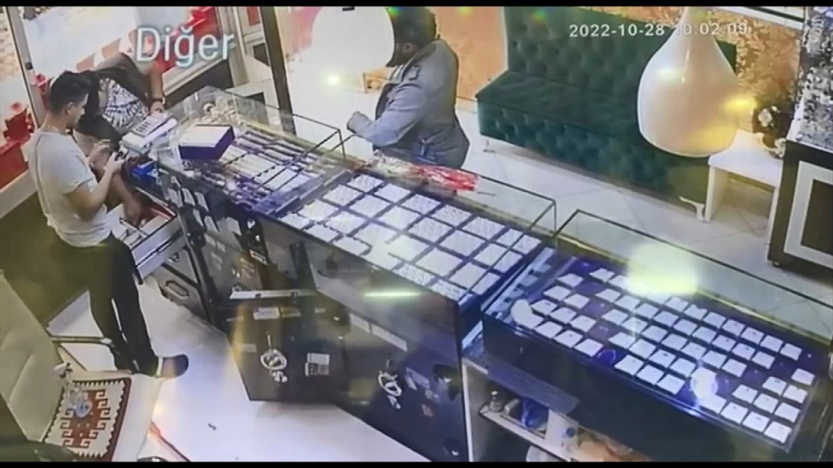 Müşteri gibi girdikleri kuyumcuda altınları çaldılar