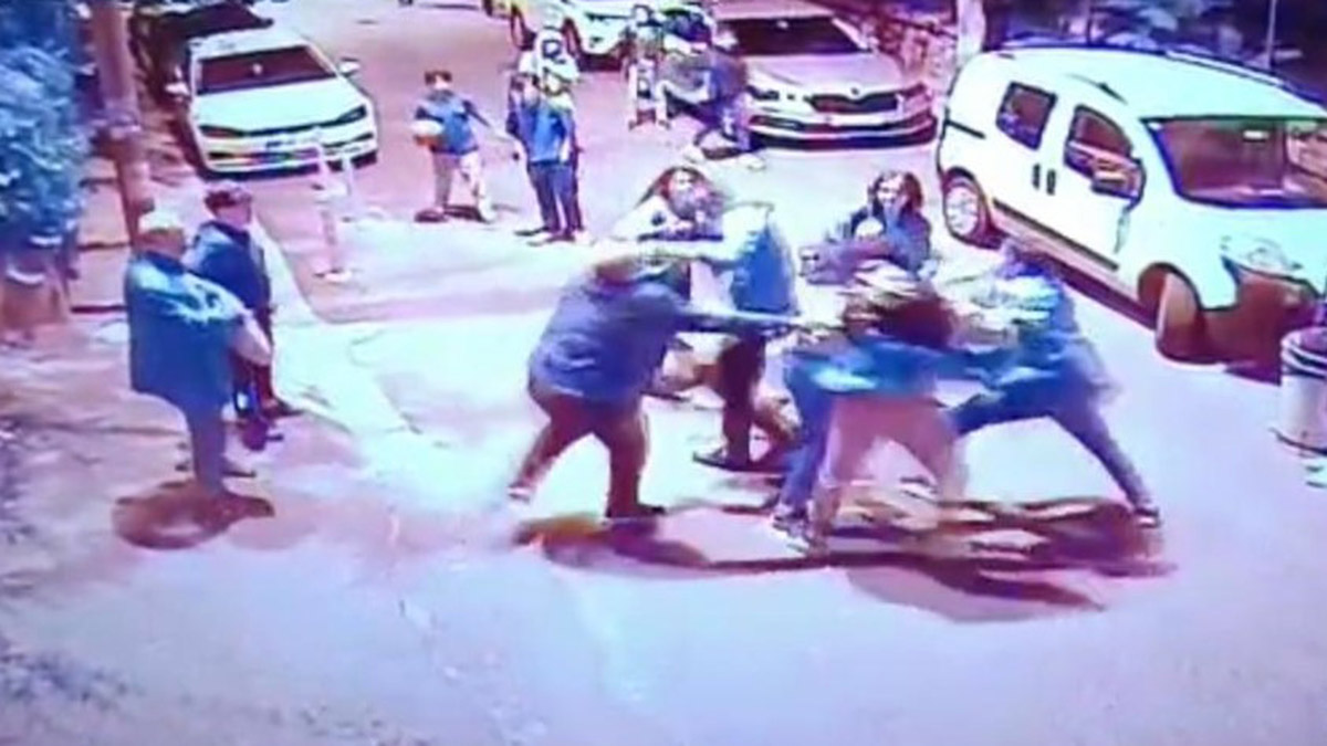 Kendilerini uyaran güvenlik görevlisine saldırdı