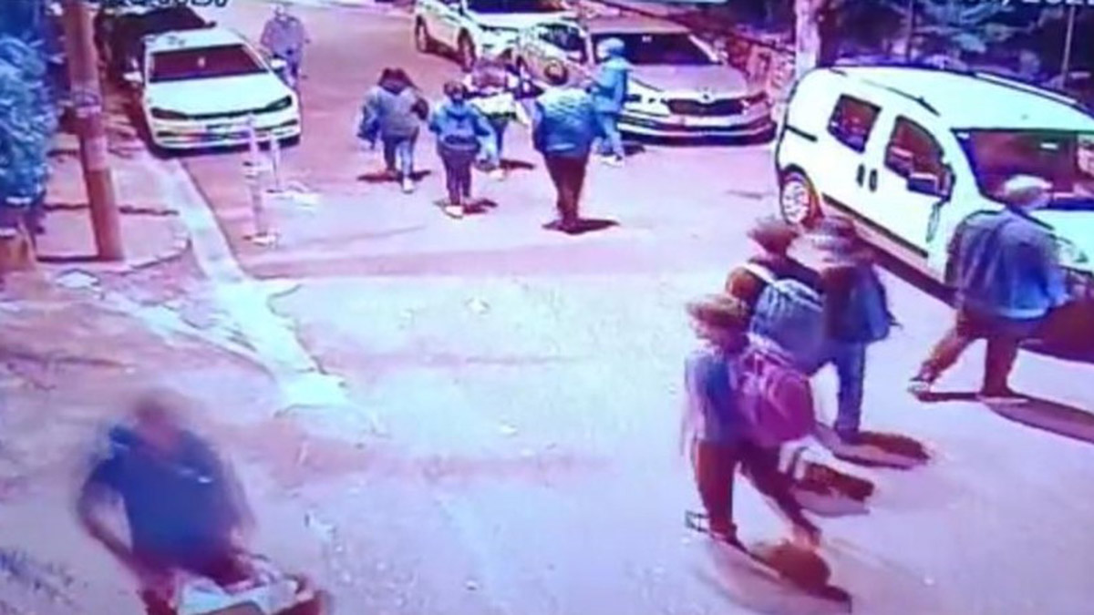 Kendilerini uyaran güvenlik görevlisine saldırdı