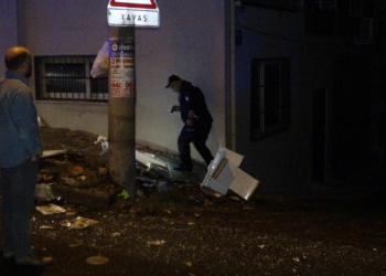 Evini yaktı; Sigara içerek yangını seyretti