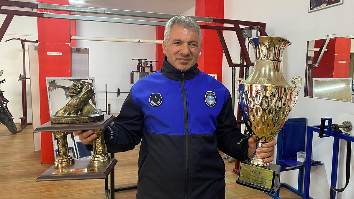 Evinin altındaki depoda turnuvaya hazırlanan Kocaeli'de Darıca Belediyesi'nde görevli zabıta memuru dünya şampiyonu oldu.