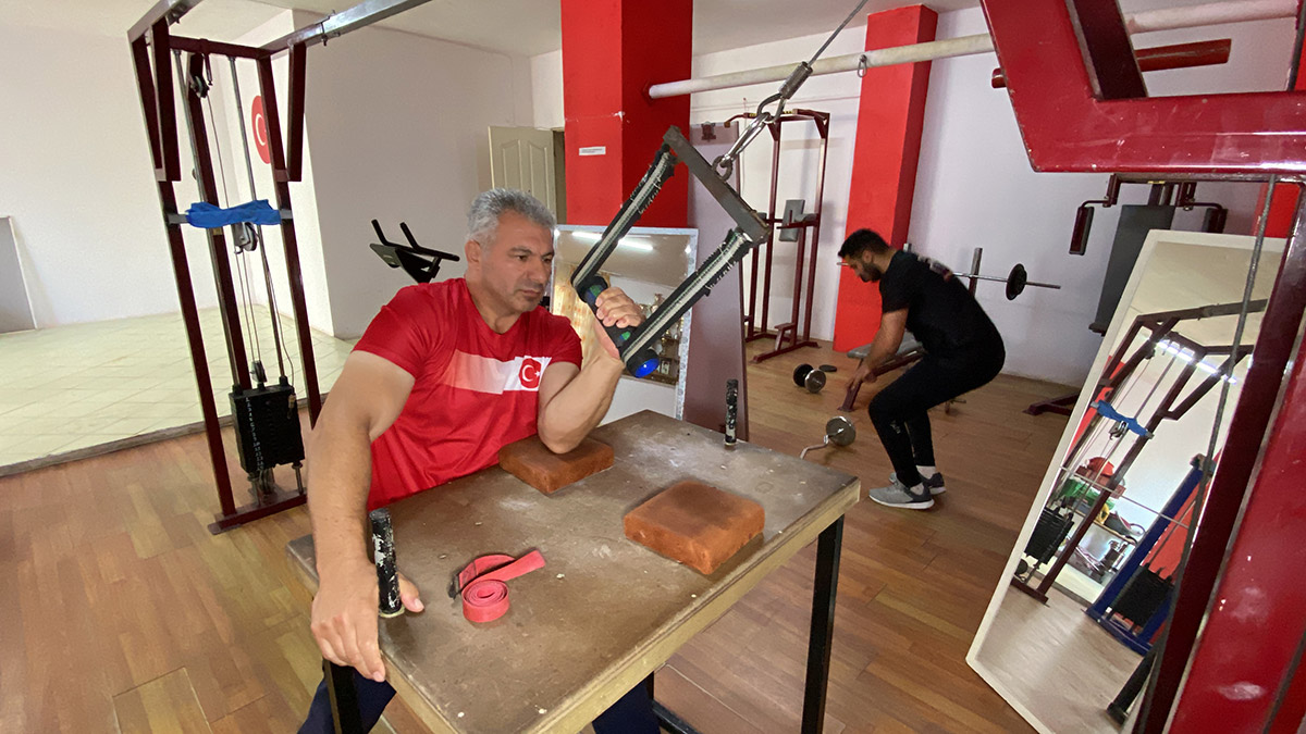 Evinin altındaki depoda turnuvaya hazırlanan Kocaeli'de Darıca Belediyesi'nde görevli zabıta memuru dünya şampiyonu oldu.