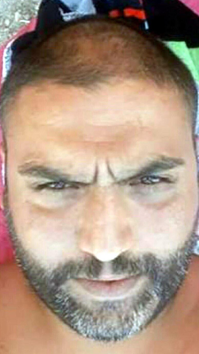 İzmir'in Konak ilçesinde, boşanma aşamasındaki eşi Ezgi Özarslan'ı (31) tabancayla öldürüp kaçan Deniz Özarslan'ın (36) bulunması için kadın dernekleri, aralarında İzmir'in de olduğu 17 şehirde duvarlara ve direklere 'Ezgi'nin katili aranıyor' yazılı afişler yapıştırdı.