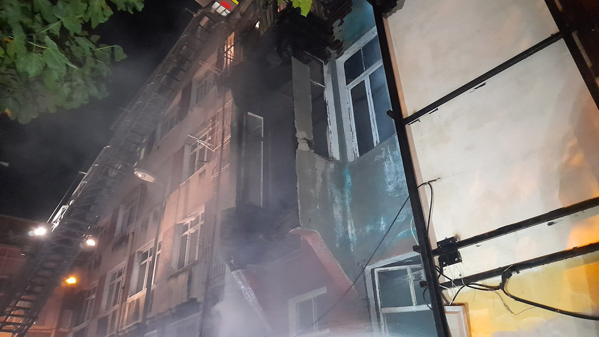 Fatih'te 4 katlı metruk binada yangın