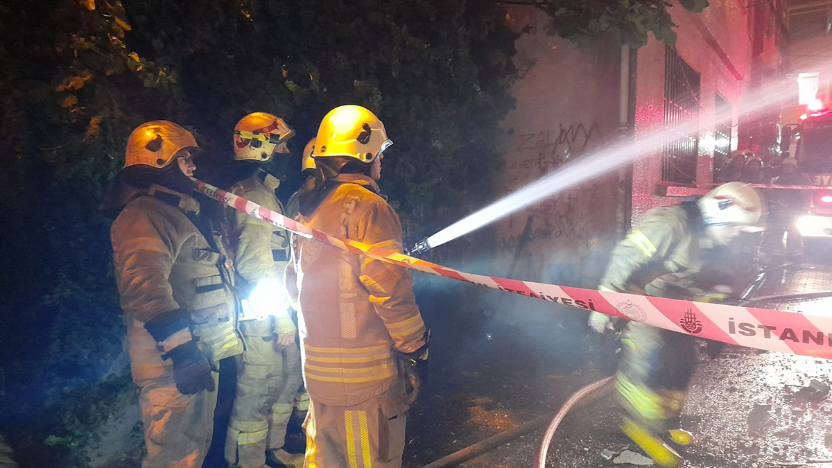 Fatih'te 4 katlı metruk binada yangın