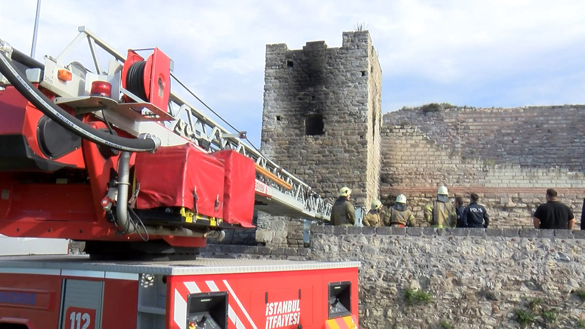 Topkapı'da tarihi surlarda yangın