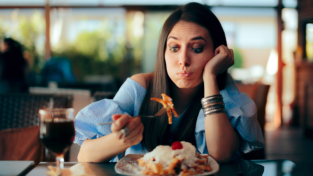Uzm. Dyt. Buket Ertaş Sefer, Kilo fazlası olanların diyet yaparken en çok zorlandıkları konuların başında iştahın kontrol edilememesi geldiğini, kilo verme sürecine girildikten bir süre sonra gelen sürekli yeme isteği ile birlikte kilo kontrolünün giderek zorlaştığını söyledi.