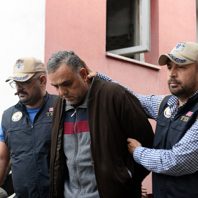 MASAK koordinesinde yürütülen 'Gazi Turgut Aslan Operasyonu' kapsamında, Adana'da da çok sayıda adrese baskın yapıldı.