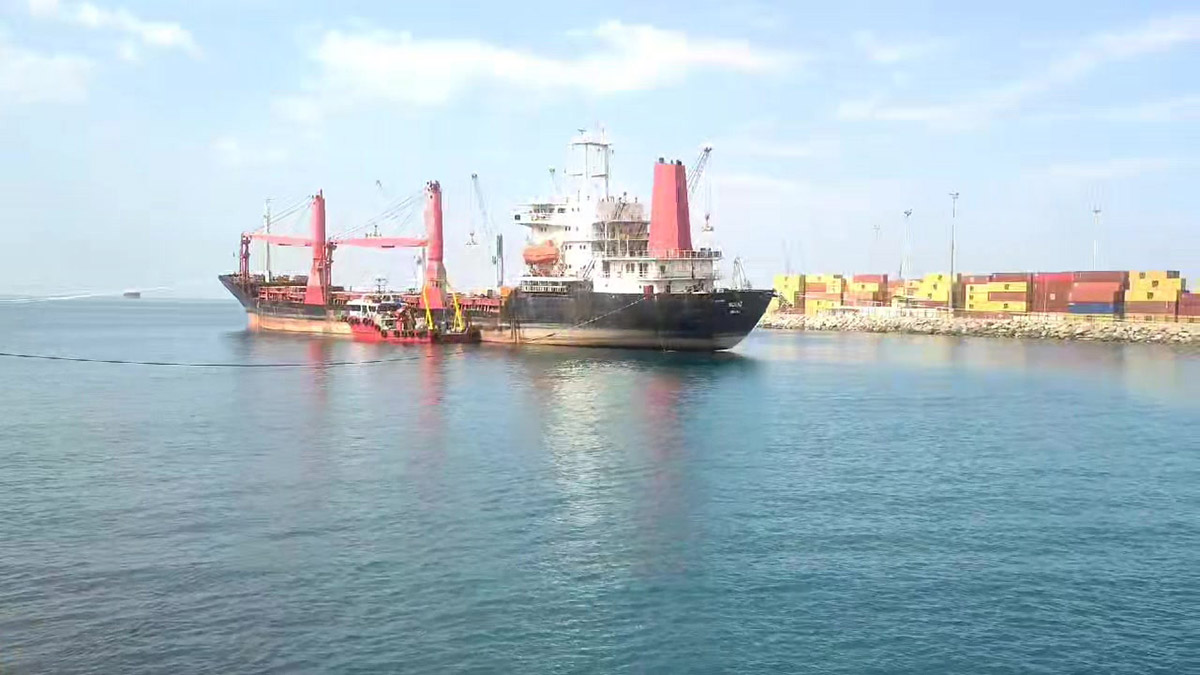 7.5 ay önce fırtınada karaya oturan gemi yüzdürüldü