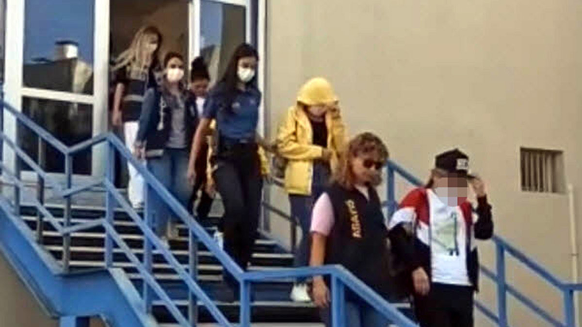 Fuhuş çetesinin şifresi: Lüks araçlarımız geldi